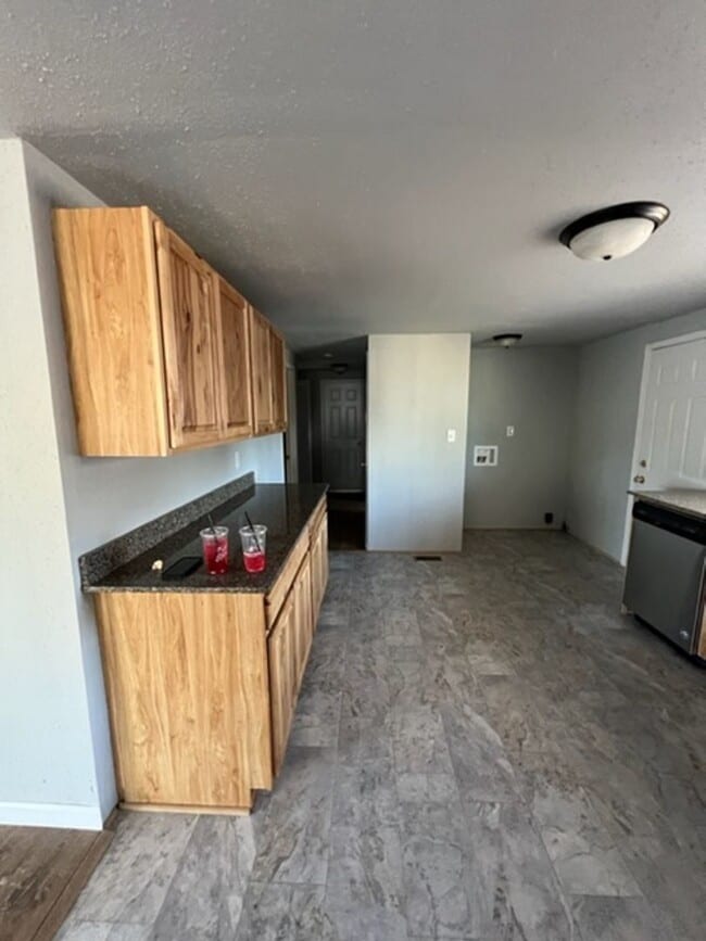 Building Photo - Large 3 Bedroom 2 Bath with Fenced Yard