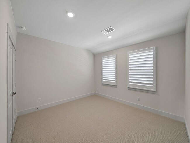 Building Photo - 917 Emerling Dr