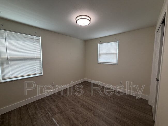 Building Photo - 2028 N Betty Ln