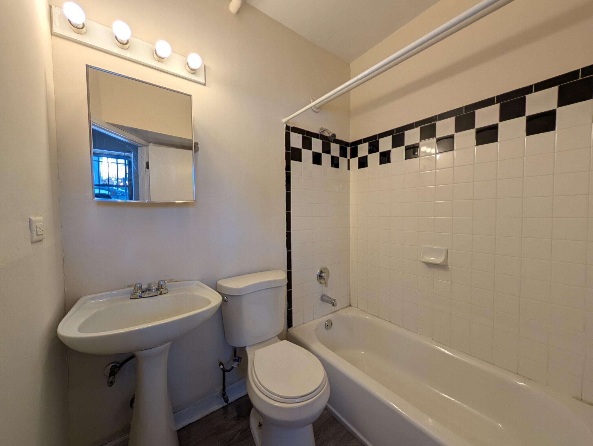 Building Photo - 957 W Cornelia Ave