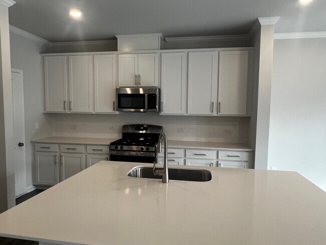 Building Photo - 5871 Woodlawn Dr