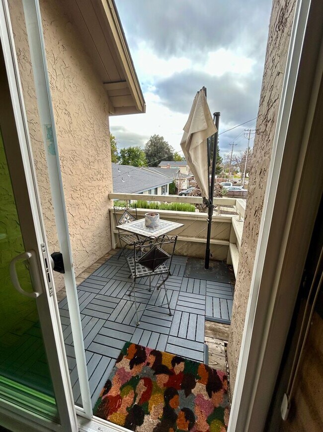 Building Photo - Willow Glen Townhome with Gorgeous Patio