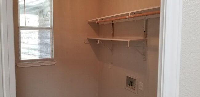 Building Photo - 619 Rolling Hills Dr