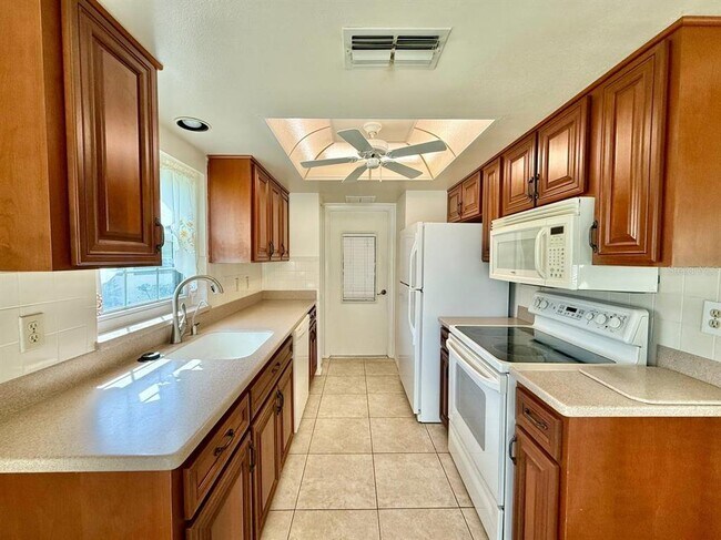 Building Photo - 940 Rosewood Ln