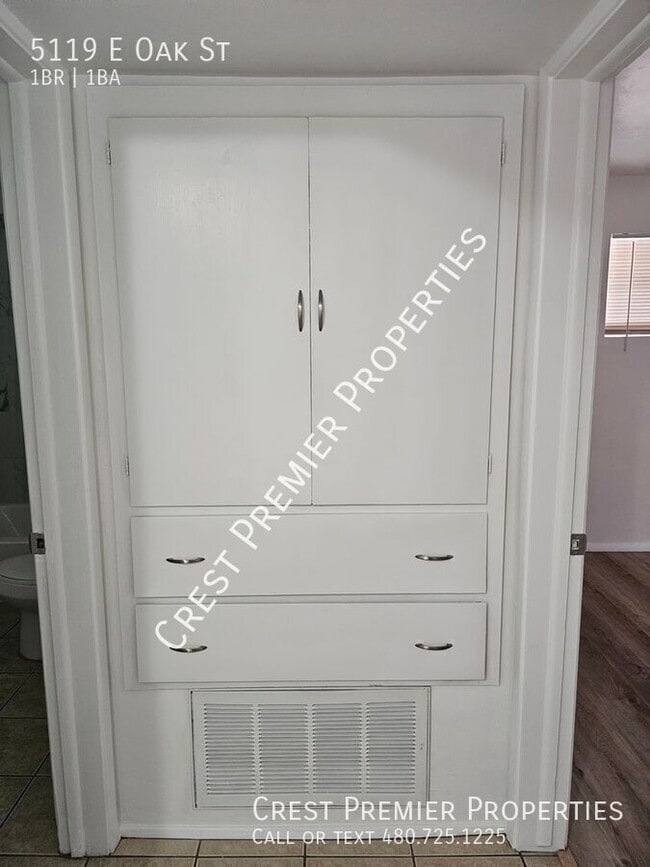 Building Photo - 5119 E Oak St