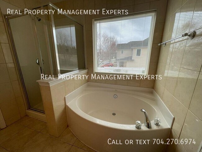 Building Photo - 15750 Normans Landing Dr