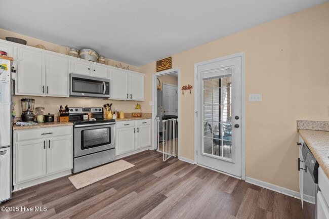 Building Photo - 1006 Hollyfield Ct