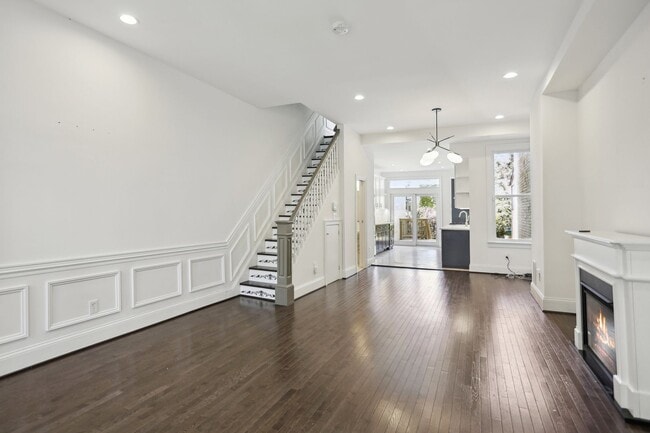 Building Photo - Available Now! // 3 Bedroom 2.5 Bathroom T...
