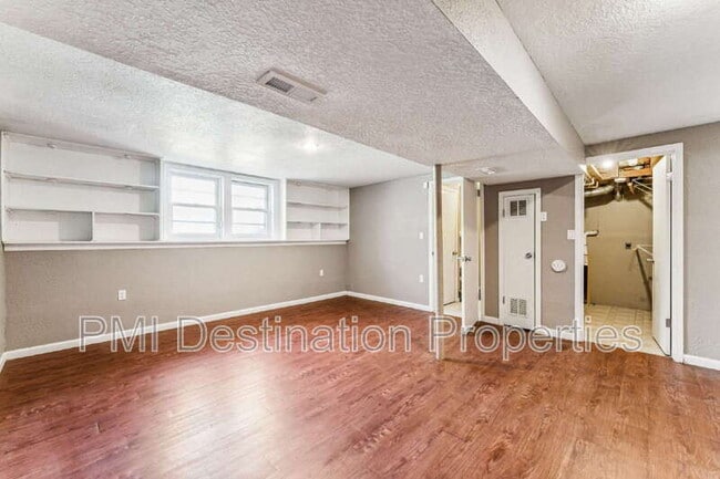 Building Photo - 525 NE Karapat Dr