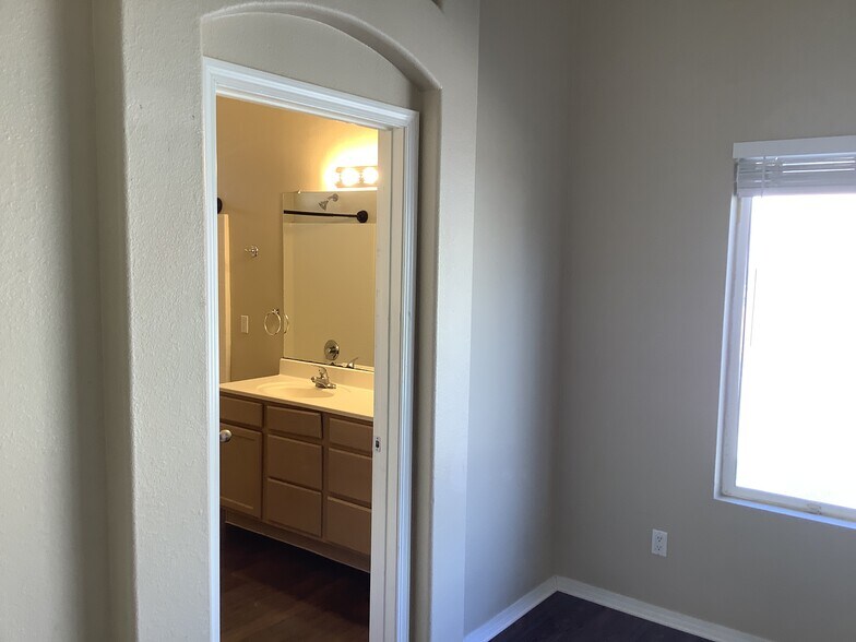 Building Photo - 7623 Banyon Ave NW