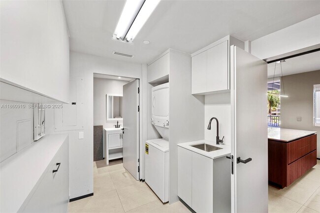 Building Photo - 785 Crandon Blvd