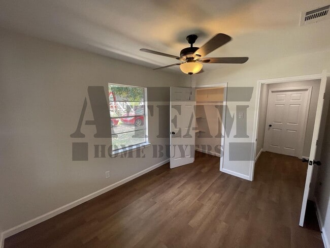Building Photo - Cozy Lake View 2 Bed 1 Bath house for rent!