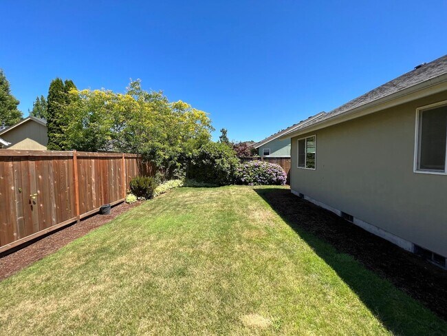 Building Photo - 4 Bedroom, 2 bathroom home located in Rive...