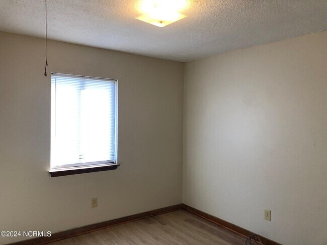 Building Photo - 202 Cedar Ridge Ln