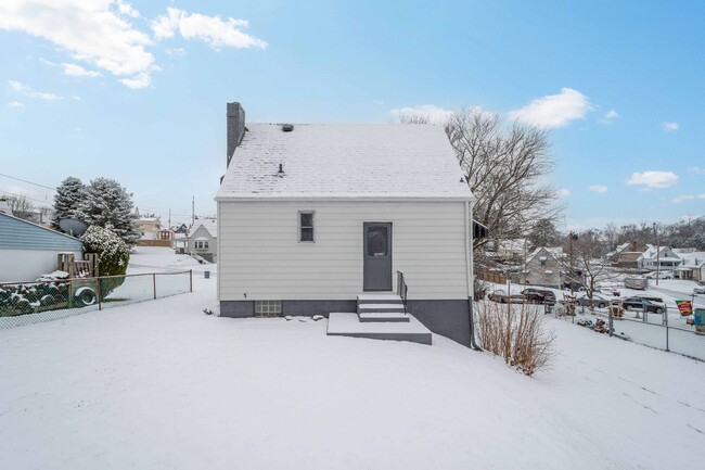 Building Photo - GORGEOUS 3 BEDROOM HOME IN DRAVOSBURG WITH...