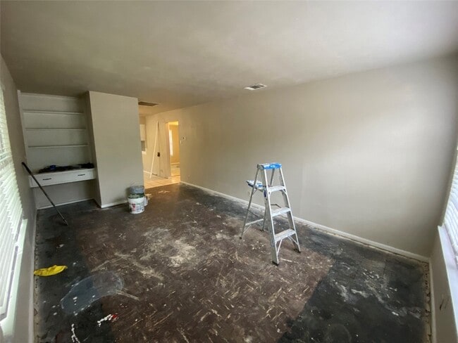 Building Photo - 1412 Oakwood Dr