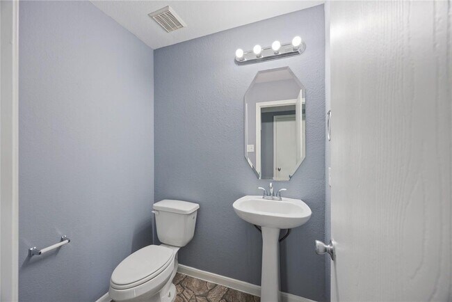 Building Photo - 8143 Sanders Forest Ct