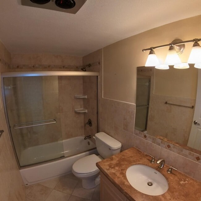 Building Photo - 236 Castlewood Dr