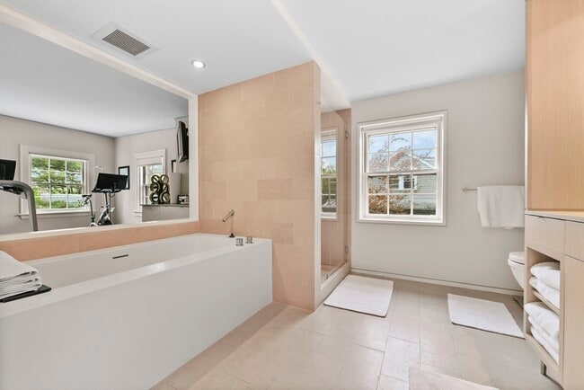 Building Photo - 17 Farrar St