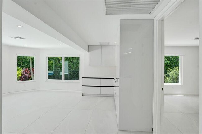 Building Photo - 2800 Banyan Blvd Cir NW