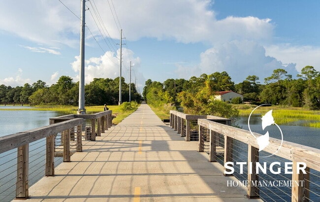 Building Photo - 1808 Lenora Dr