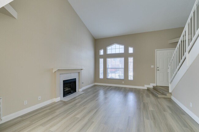 Building Photo - Charming 2-bedroom townhome in Green Valley!