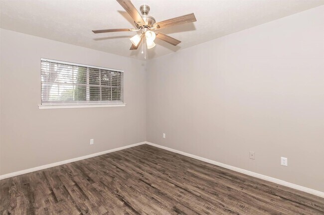 Building Photo - 1212 Hampshire Ln