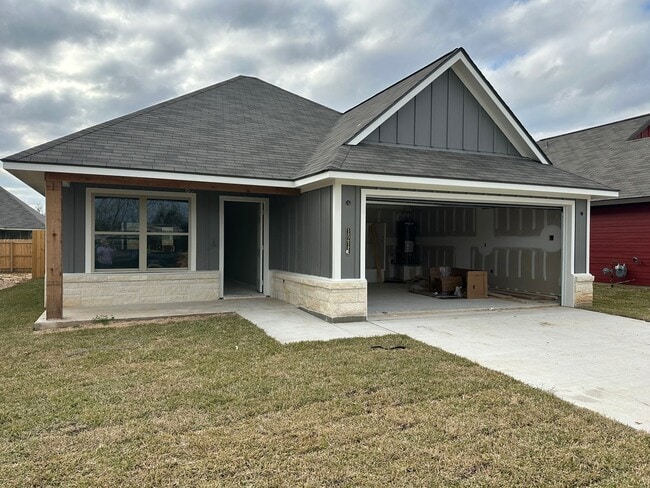 Building Photo - Navasota - NEW BUILD -3 bedrooms / 2 bath / 2 car garage with fenced in yard.