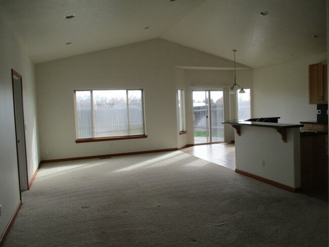 Building Photo - Spacious east side home