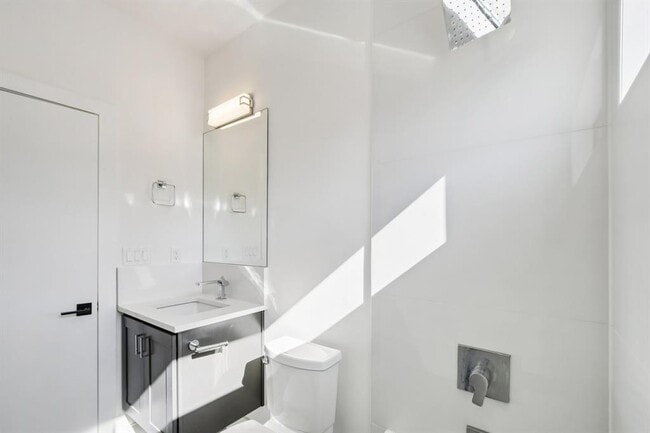 Building Photo - 2916 E 13th St