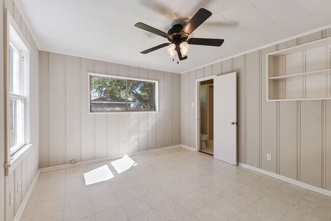 Building Photo - 3 Bed, 2 Bath Home in the Saint Streets!