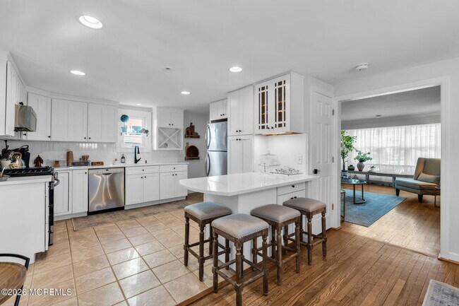 Building Photo - 115 10th Ave