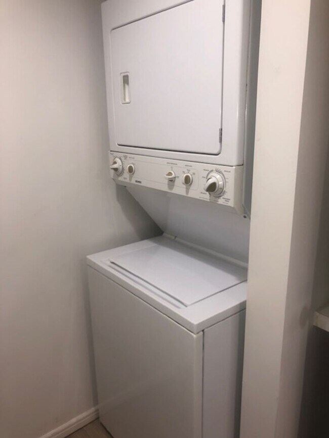 Building Photo - Large 1 bedroom 1 bath in Luxury High Rise...