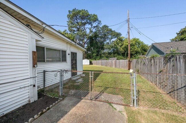 Building Photo - 995 Avon Rd
