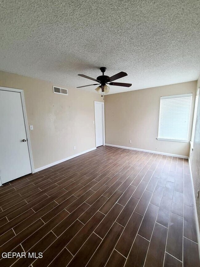 Building Photo - 765 Colchester Dr