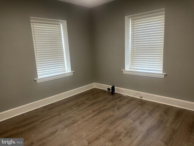 Building Photo - 1109 W James St