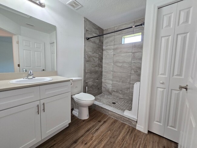Building Photo - Beautiful 2 bed/ 2 bath Townhome w/ Balcony, Garage & Community Pool