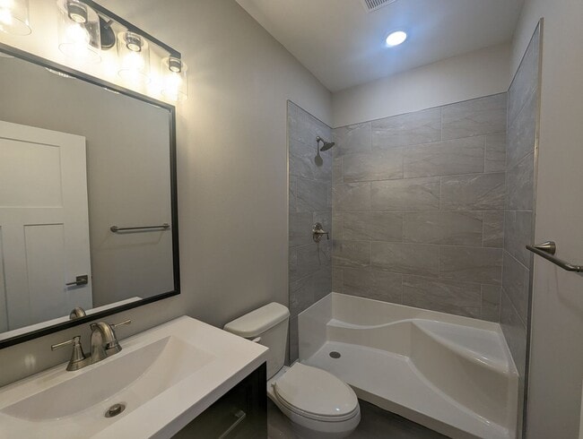 Building Photo - 3 Bedroom/2 Bathroom New Construction Townhouse in Southside