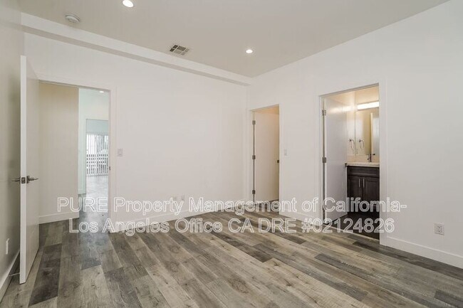 Building Photo - 1340 N Kenmore Ave