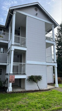 Building Photo - Two Bedroom Upstairs Condo for Rent in Bel...