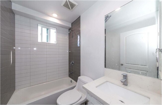 Building Photo - 211 W 43rd St