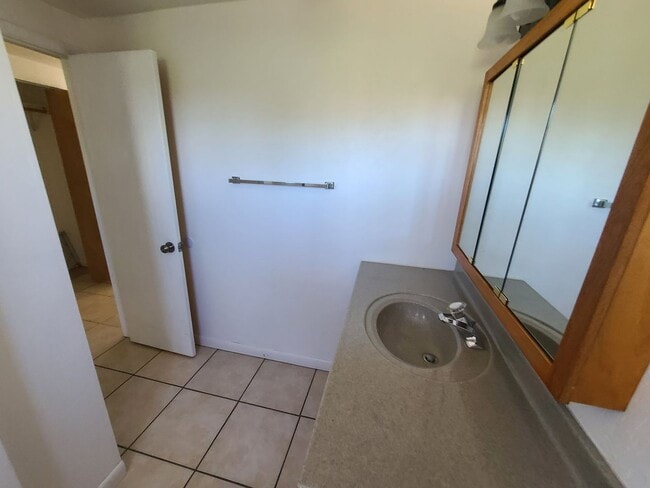 Building Photo - Large 2 Bedroom Home