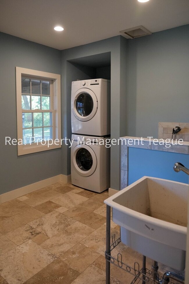 Building Photo - Dream home in Altamont