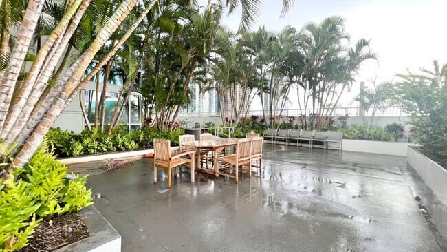 Building Photo - MOVE-IN READY 1 BED/1 BATH/1 PRKG IN 909! ...