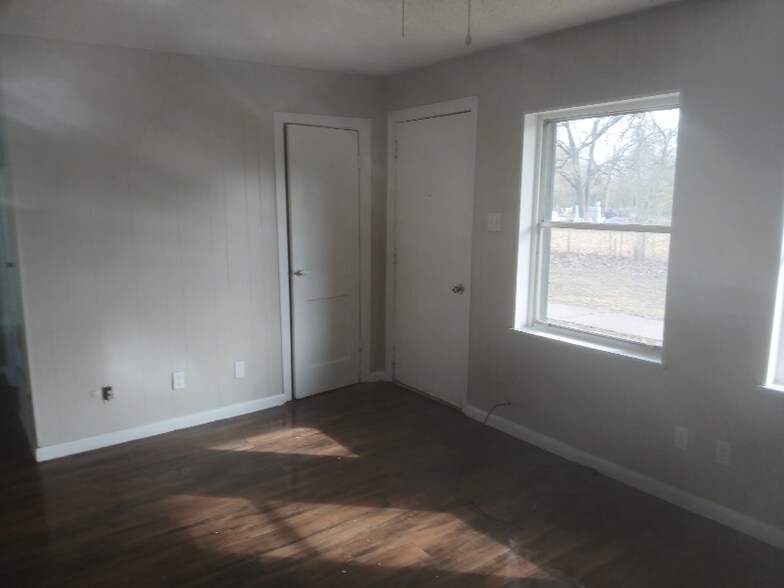 Building Photo - 106 S Davis St