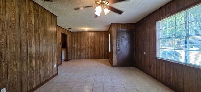 Building Photo - AVAILABLE! 2 Bedroom, 1 Bathroom Duplex in Longview!