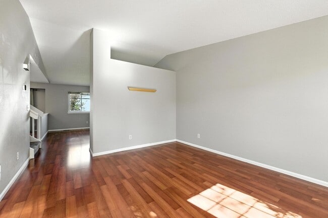 Building Photo - Beautiful, Well-Maintained 4 Bed/4 Bath Ho...