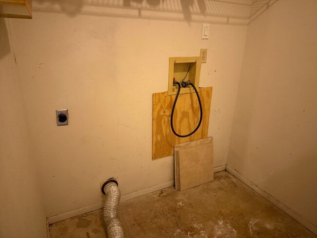 Building Photo - 2/ in Green Leaf