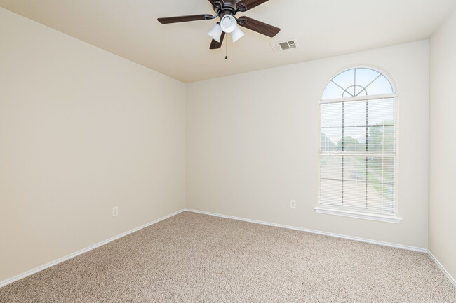 Building Photo - 2119 Oleander Way