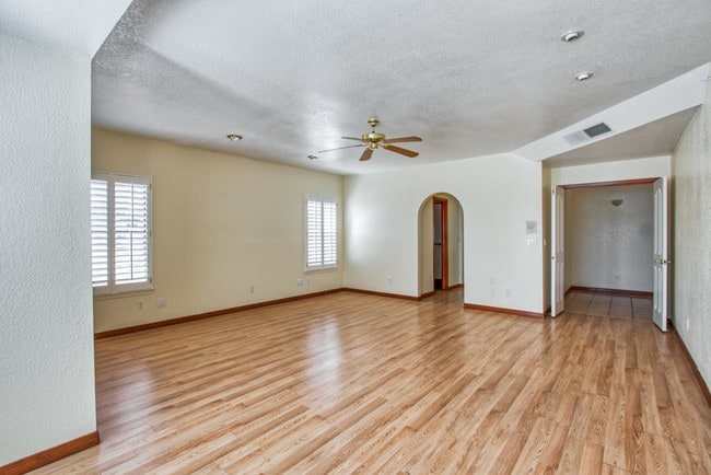 Building Photo - 6912 Crown Ridge Dr